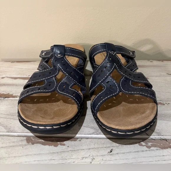 Clarks Brown Leather Laser Cut Comfort Sandals Size 9.5 EUC Walking Fashion - Picture 5 of 7